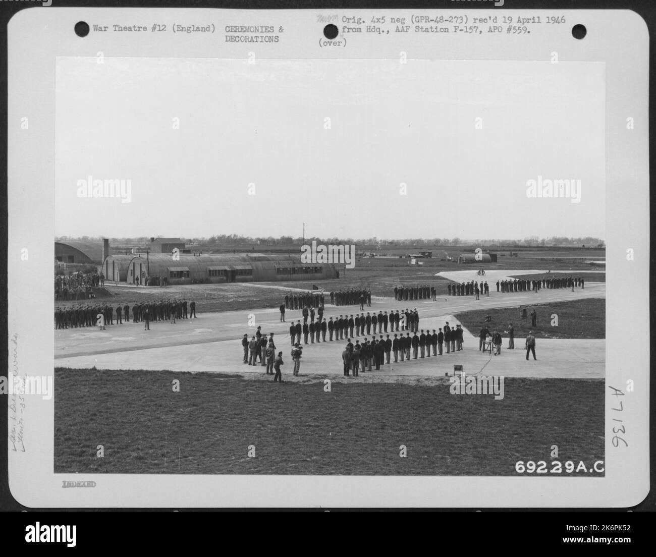 Cerimonia di presentazione delle medaglie del 353rd Fighter Group alla Stazione F-366 in Inghilterra. 23 marzo 1944. Foto Stock