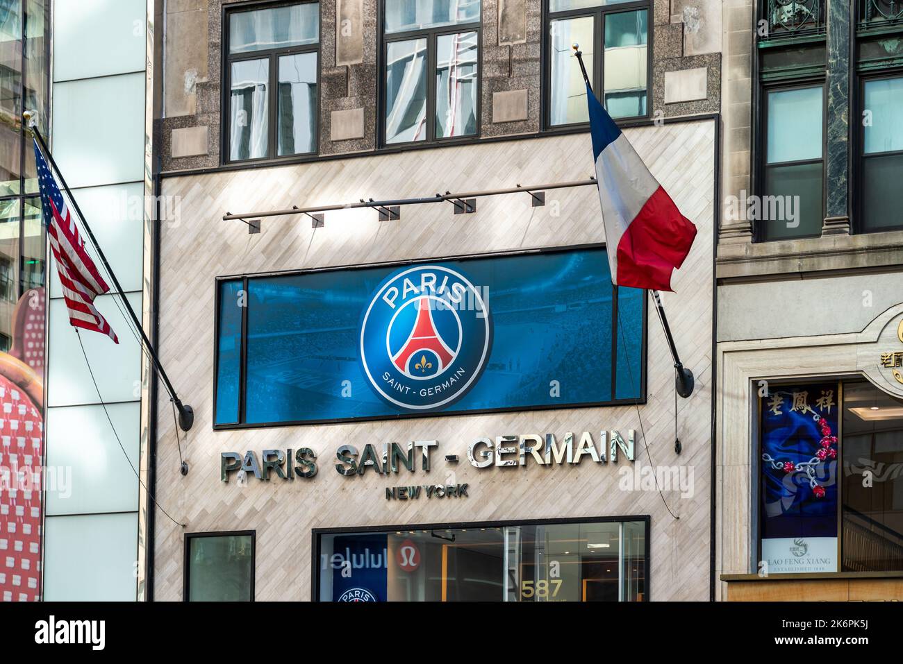 New York, USA - 18 settembre 2022: Edificio del negozio Paris Saint-Germain sulla 5th Avenue Manhattan Foto Stock