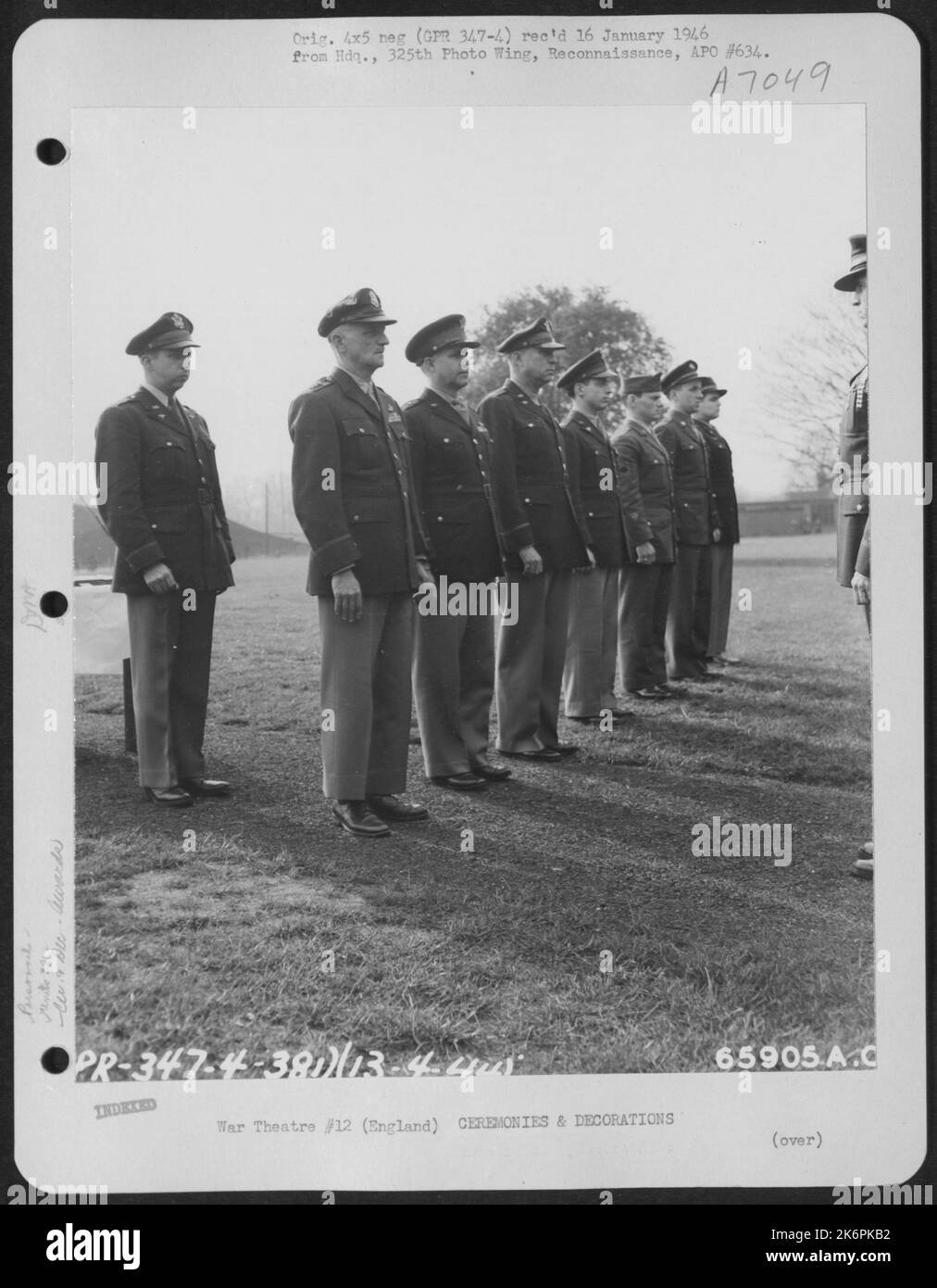 Il generale Carl Spaatz e gli uomini del gruppo bomba del 381st si sono schierati per la presentazione della medaglia durante Una cerimonia in Inghilterra, il 13 aprile 1944. Foto Stock