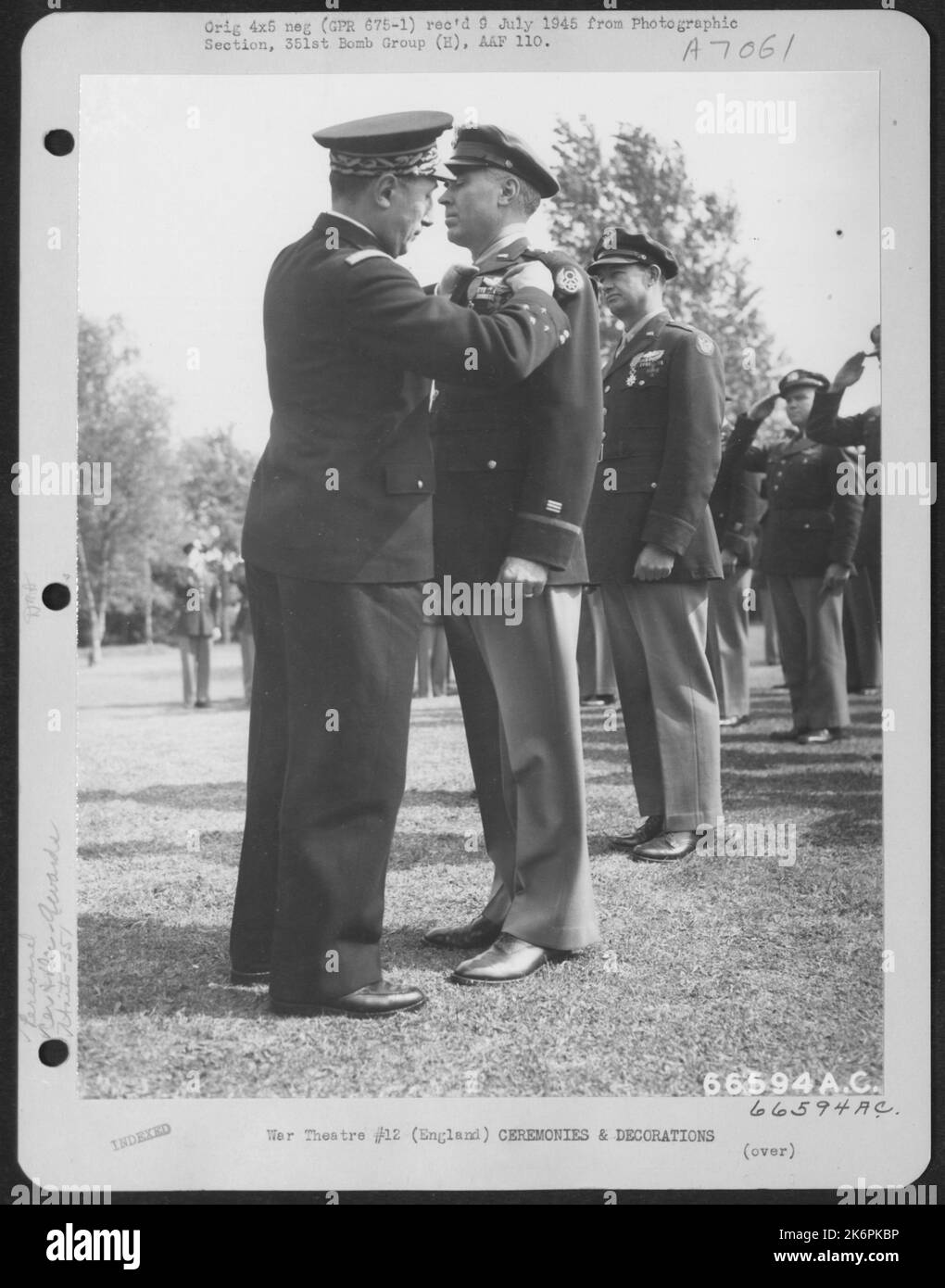 Brig. Il generale Julius K. Lacey presenta la Croix De Guerre del generale De Cpors D'Arme Valin dell'aeronautica francese. 351st Bomb Group, Inghilterra. Foto Stock