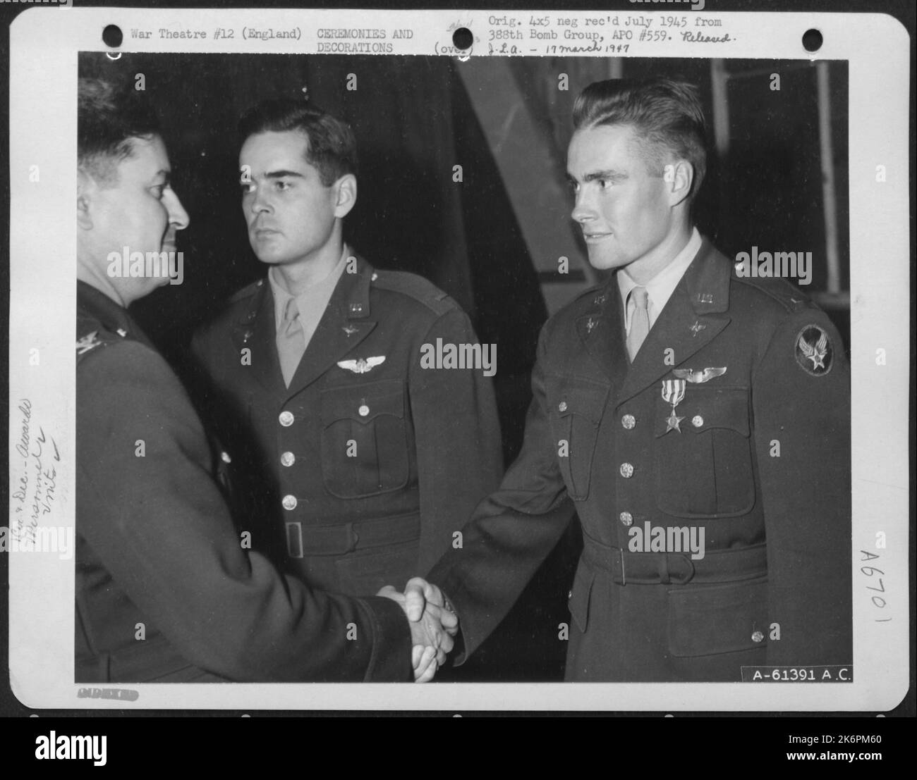 L'ufficiale di volo Barlow Dean Brown, Seattle, Washington, riceve il Silver Star Award dal colonnello Curtis E. Lemay, Columbus Ohio. 560Th Bomb Squadron, 388th Bomb Group. Enlgnad. 5 settembre 1943. Foto Stock