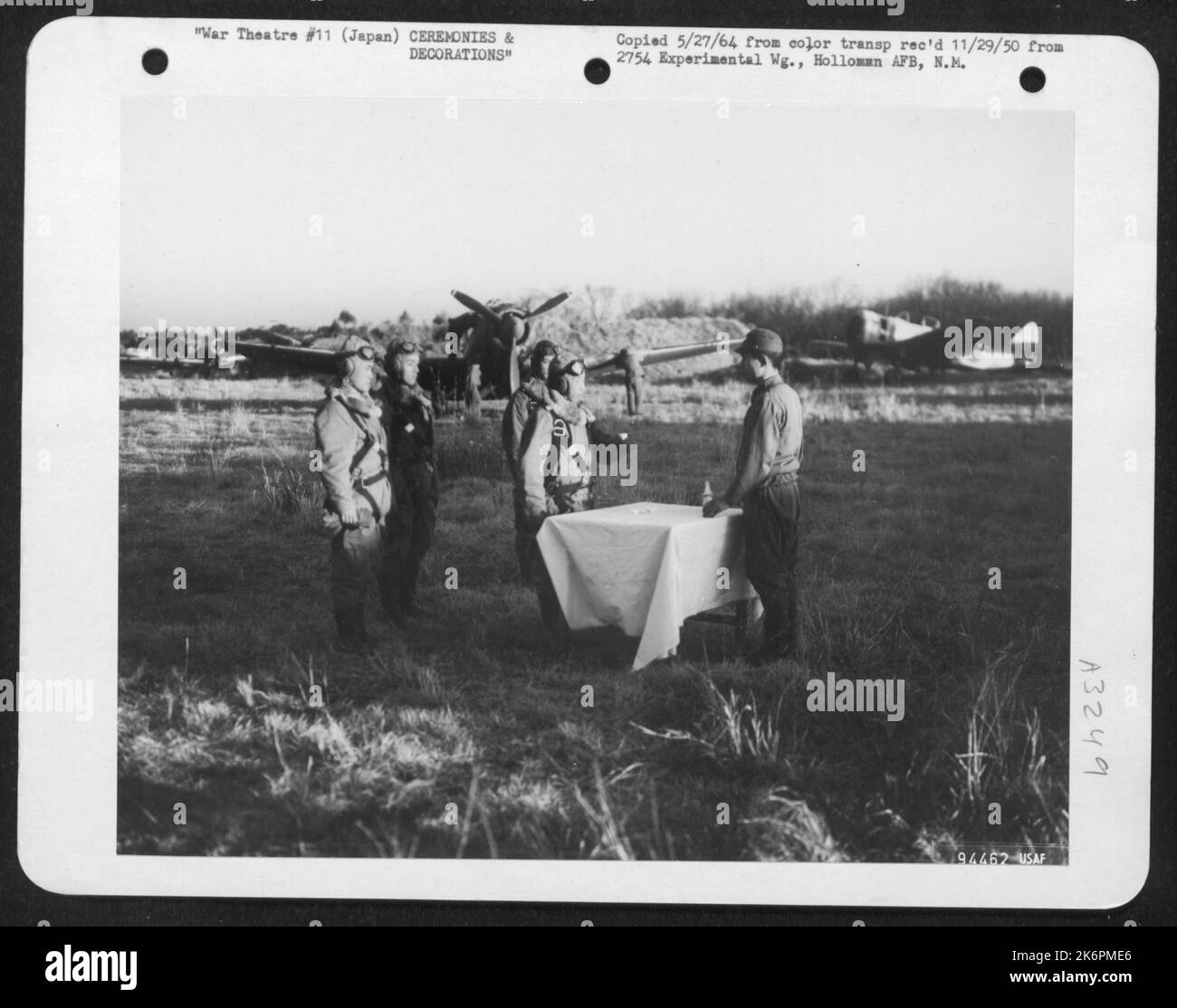 Piloti Kamikaze al Santuario. Questa scena proviene Da Una rievocazione della sequenza di produzione della cerimonia di Kamikaze a Chofu, Giappone, per il progetto di immagine del movimento di indagine strategica dei bombardamenti degli Stati Uniti 'attacco strategico'. Novembre 1945. Foto Stock