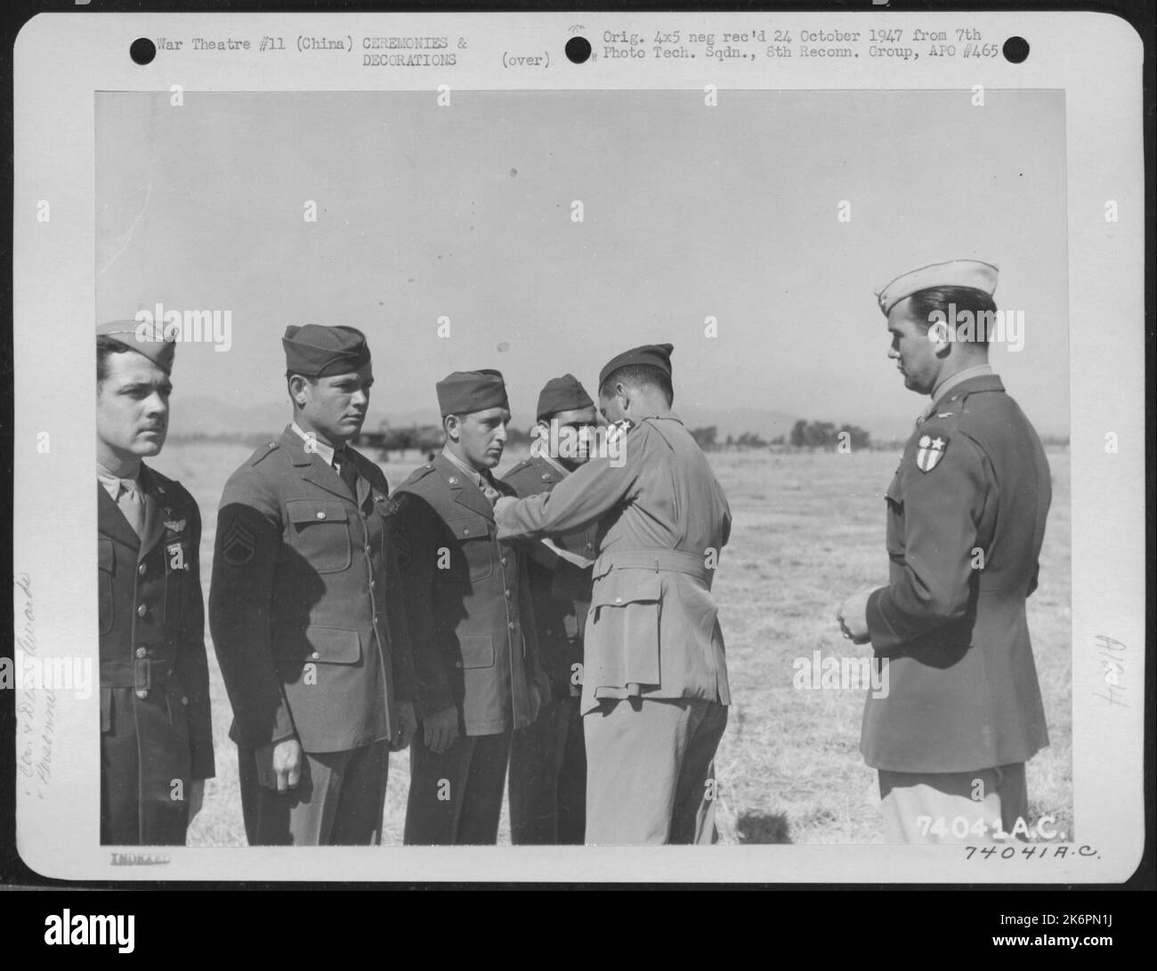 S/Sgt. Robert T. Schafter riceve un premio da Brig. Il generale Claire L. Chennault durante Una cerimonia a Kunming, Cina, il 16 febbraio 1943. Foto Stock