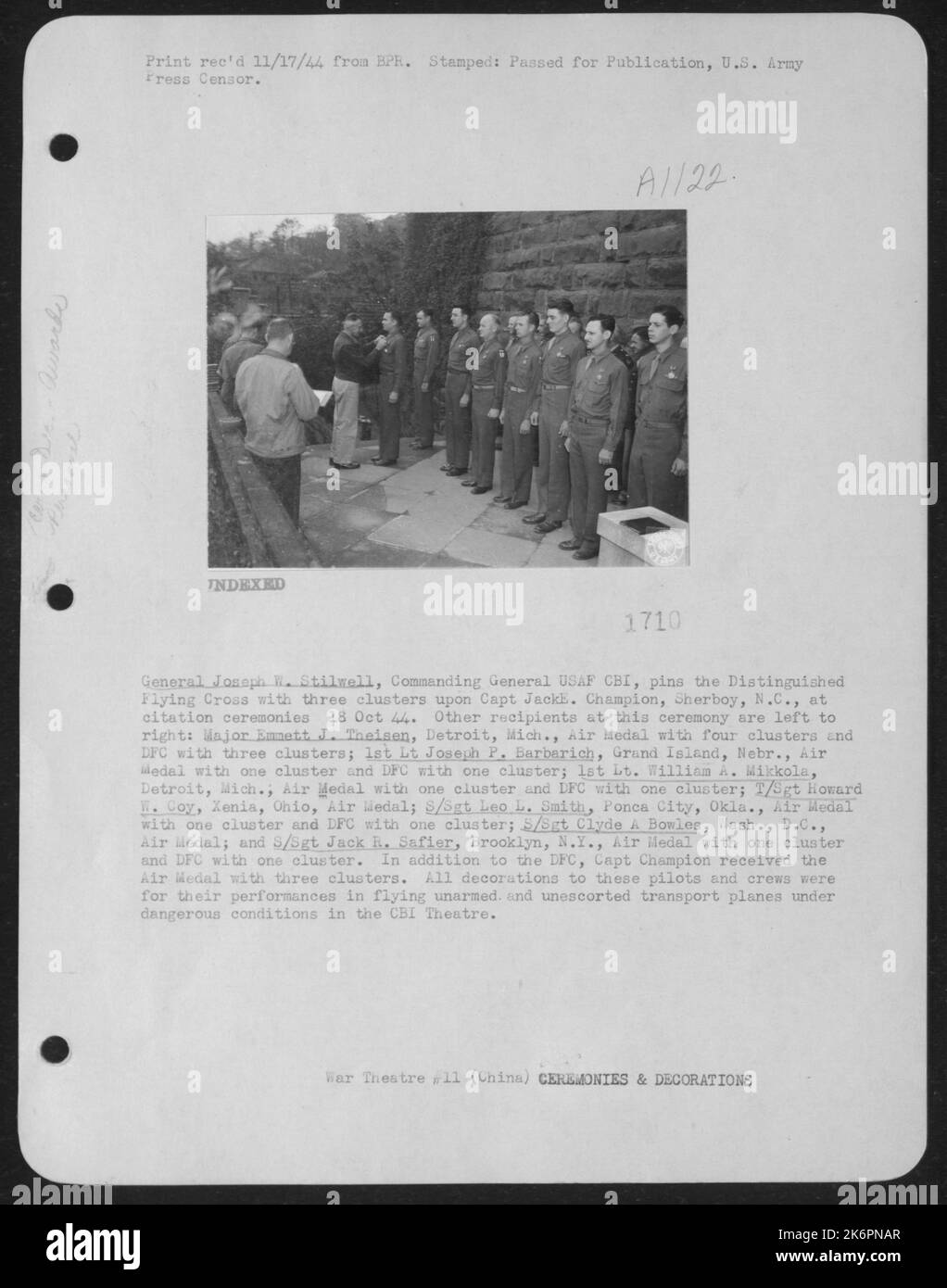 Il generale Joseph W. Stilwell, comandante del generale USAF CBI, Pins the Distinguished Flying Cross con tre Clusters su Capt Jack E. Champion, Sherboy, N.C. Alle cerimonie di citazione il 18 ottobre 44. Altri destinatari di questa cerimonia sono a destra: Emme maggiore Foto Stock