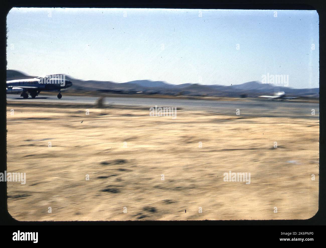 Vista laterale destra di un Lockheed F-80 Shooting Star che tassia lungo la pista, da qualche parte in Corea. La coda non è visibile, ma il numero di ronzio, FT-462, può essere visto. Un'immagine sfocata di un altro aereo appare a destra dell'immagine. Foto Stock