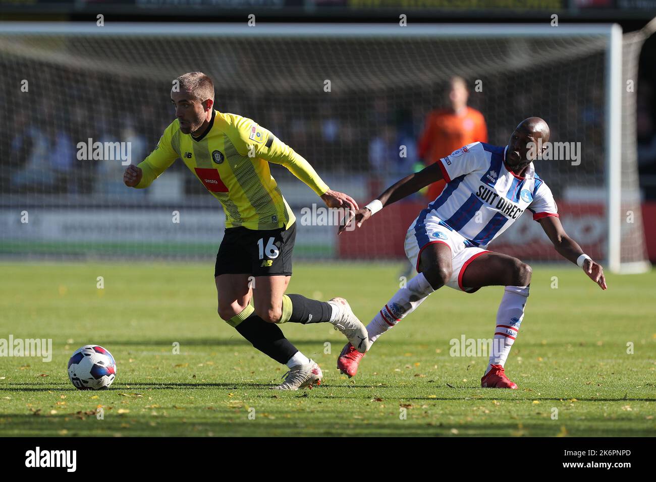 Alex Pattison di Harrogate Town in azione con Mohamed Sylla di Hartlepool United durante la partita della Sky Bet League 2 tra Harrogate Town e Hartlepool United a Wetherby Road, Harrogate sabato 15th ottobre 2022. (Credit: Marco Fletcher | NOTIZIE MI) Credit: NOTIZIE MI & Sport /Alamy Live News Foto Stock