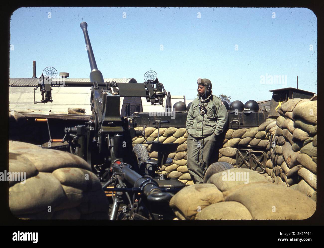 Vista posteriore sinistra di tre quarti di una pistola antiaerea Bofors da 40 mm in un'area in cartongesso da qualche parte in Corea. Accanto ad esso si trova un equipaggio. Foto Stock