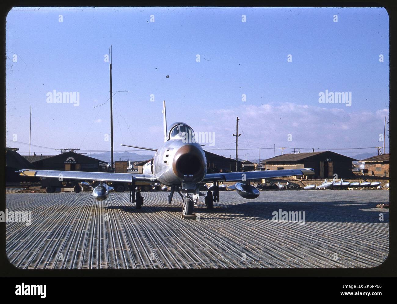 Vista frontale di una Sabre F-86 nordamericana con serbatoi carburante esterni. Vista frontale di una Sabre F-86 nordamericana con serbatoi carburante esterni. Foto Stock