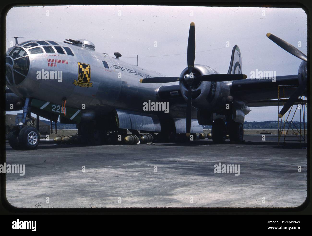 Vista frontale di tre quarti a sinistra di un Boeing B-29 Superfortress con bombe sotto l'aeromobile. L'arte del naso include il soprannome di "forza per la libertà" con il simbolo, e il numero di missioni bomba rappresentate come bombe. Vista frontale di tre quarti a sinistra di un Boeing B-29 Superfortress con bombe sotto l'aeromobile. L'arte del naso include il soprannome di "forza per la libertà" con il simbolo, e il numero di missioni bomba rappresentate come bombe. Foto Stock