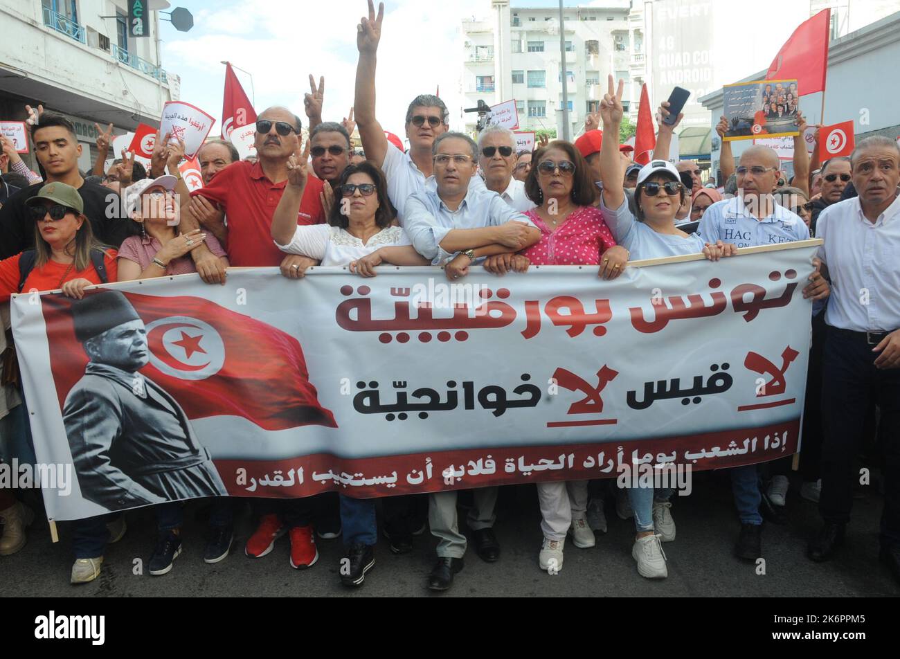 Tunisi, Tunisia. 15th Ott 2022. Il Partito libero Destouriano (PDL) presieduto da Abir Moussi organizza una marcia nazionale dalla Piazza della Repubblica nel centro di Tunisi per arrivare alla sede del Ministero del Commercio per denunciare e sfidare i governanti e la politica di violazione dei diritti economici, sociali, all'impoverimento, E il degrado del potere d'acquisto del popolo tunisino. (Credit Image: © Chokri Mahjoub/ZUMA Press Wire) Credit: ZUMA Press, Inc./Alamy Live News Foto Stock