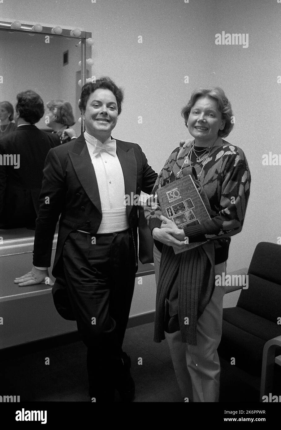 Bruno Leonardo Gelber, pianista classico argentino con fan, al suo camerino durante un concerto con la London Symphony Orchestra, Londra, Inghilterra, 1991 Foto Stock