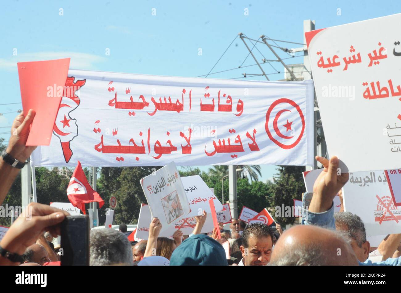 Tunisi, Tunisia. 15th Ott 2022. Il Partito libero Destouriano (PDL) presieduto da Abir Moussi organizza una marcia nazionale dalla Piazza della Repubblica nel centro di Tunisi per arrivare alla sede del Ministero del Commercio per denunciare e sfidare i governanti e la politica di violazione dei diritti economici, sociali, all'impoverimento, E il degrado del potere d'acquisto del popolo tunisino. (Credit Image: © Chokri Mahjoub/ZUMA Press Wire) Credit: ZUMA Press, Inc./Alamy Live News Foto Stock