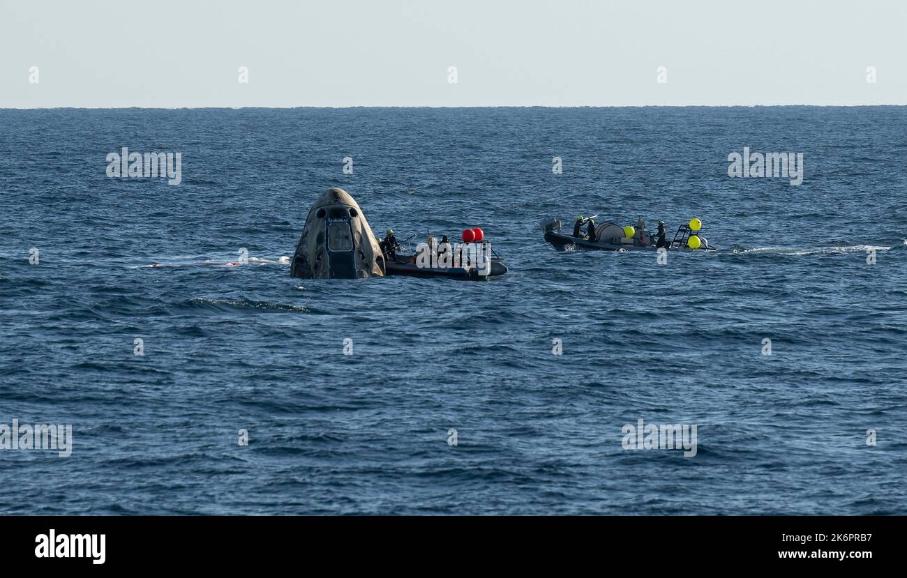 Jacksonville, Stati Uniti. 14th Ott 2022. Le squadre di supporto si assicurano e recuperano la navicella spaziale SpaceX Crew Dragon Freedom dopo un successo di splashdown al ritorno dalla Stazione spaziale Internazionale nell'Oceano Atlantico, il 14 ottobre 2022 al largo della costa di Jacksonville, Florida. La capsula porta a bordo gli astronauti della NASA Kjell Lindgren, Robert Hines, Jessica Watkins e l'astronauta dell'ESA Samantha Cristoforetti. Credit: Bill Ingalls/NASA/Alamy Live News Foto Stock