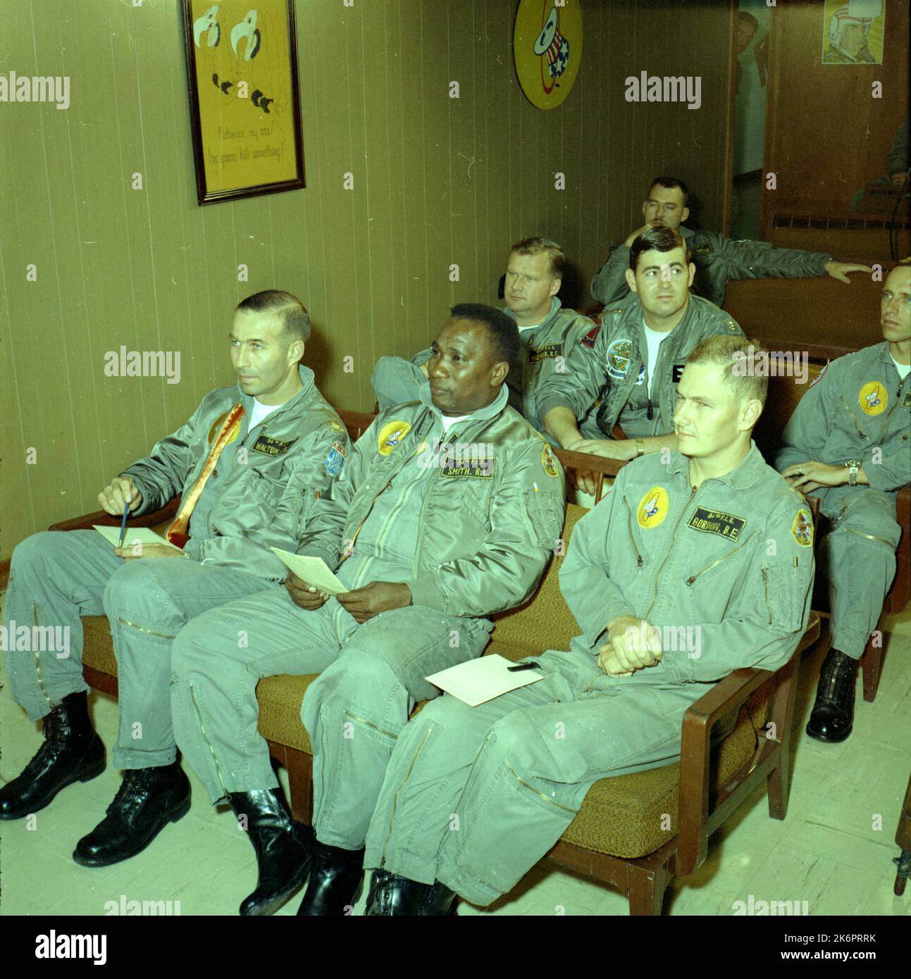 Piloti del 94th Fighter Interceptor Squadron. Piloti del 94th Fighter Interceptor Squadron. 'Osan AB, Corea…piloti dello Squadrone dell'Interceptor Fighter 94th, in servizio temporaneo dalla base dell'aeronautica militare Selfridge, Michigan, ascoltate un briefing. Da sinistra a destra troverai Majors J.W. Walton, R.I. Smith e B.E. Gordin.' Fotografo: Maestro Sgt. M. McGuinn Foto Stock