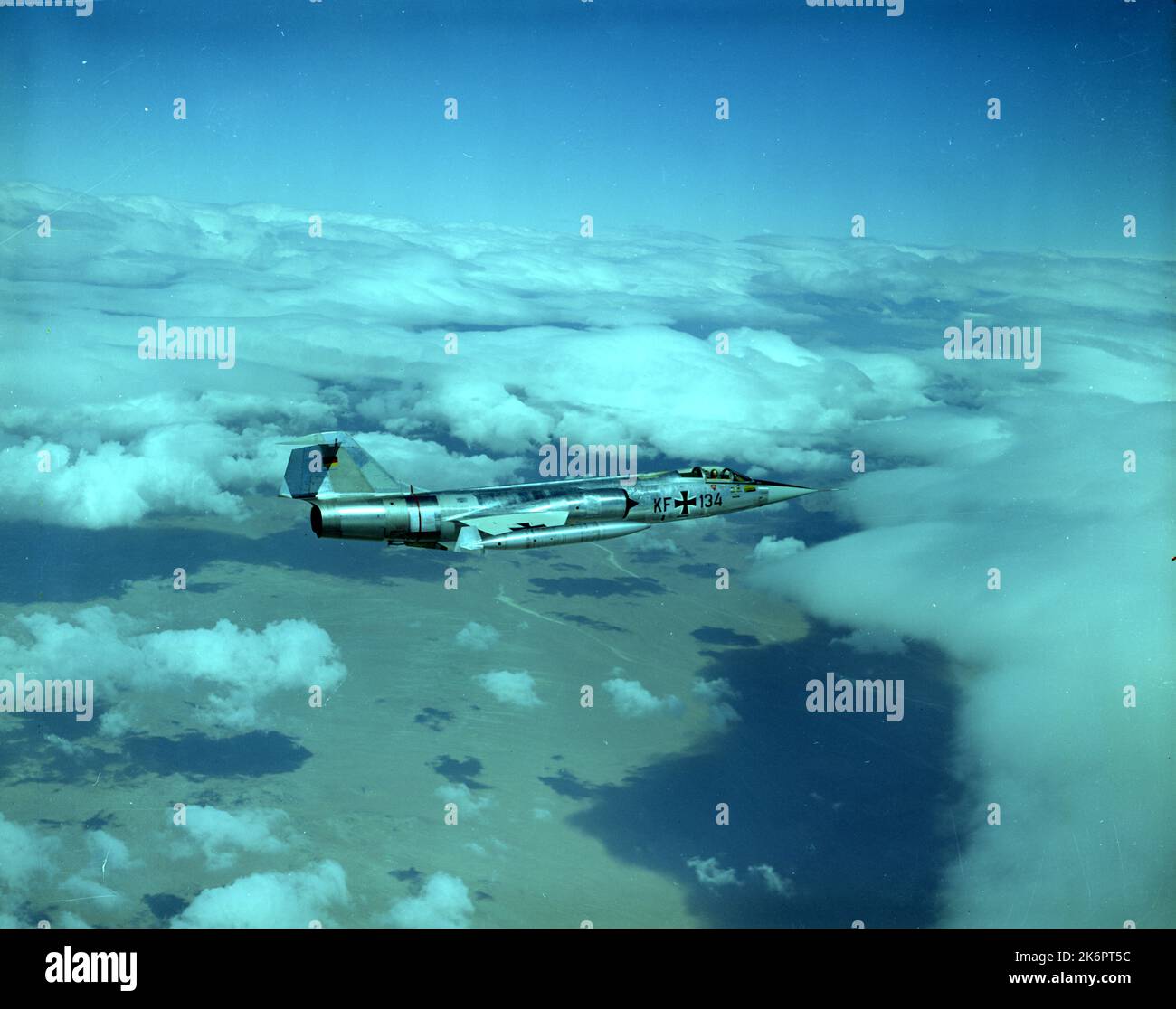 Lockheed F-104G. Lockheed F-104G. "Calif…Un'aeronautica tedesca occidentale Lockheed F-104G, costruita nell'ambito del programma di assistenza militare, in volo vicino alla base dell'aeronautica militare di Edwards." Foto Stock