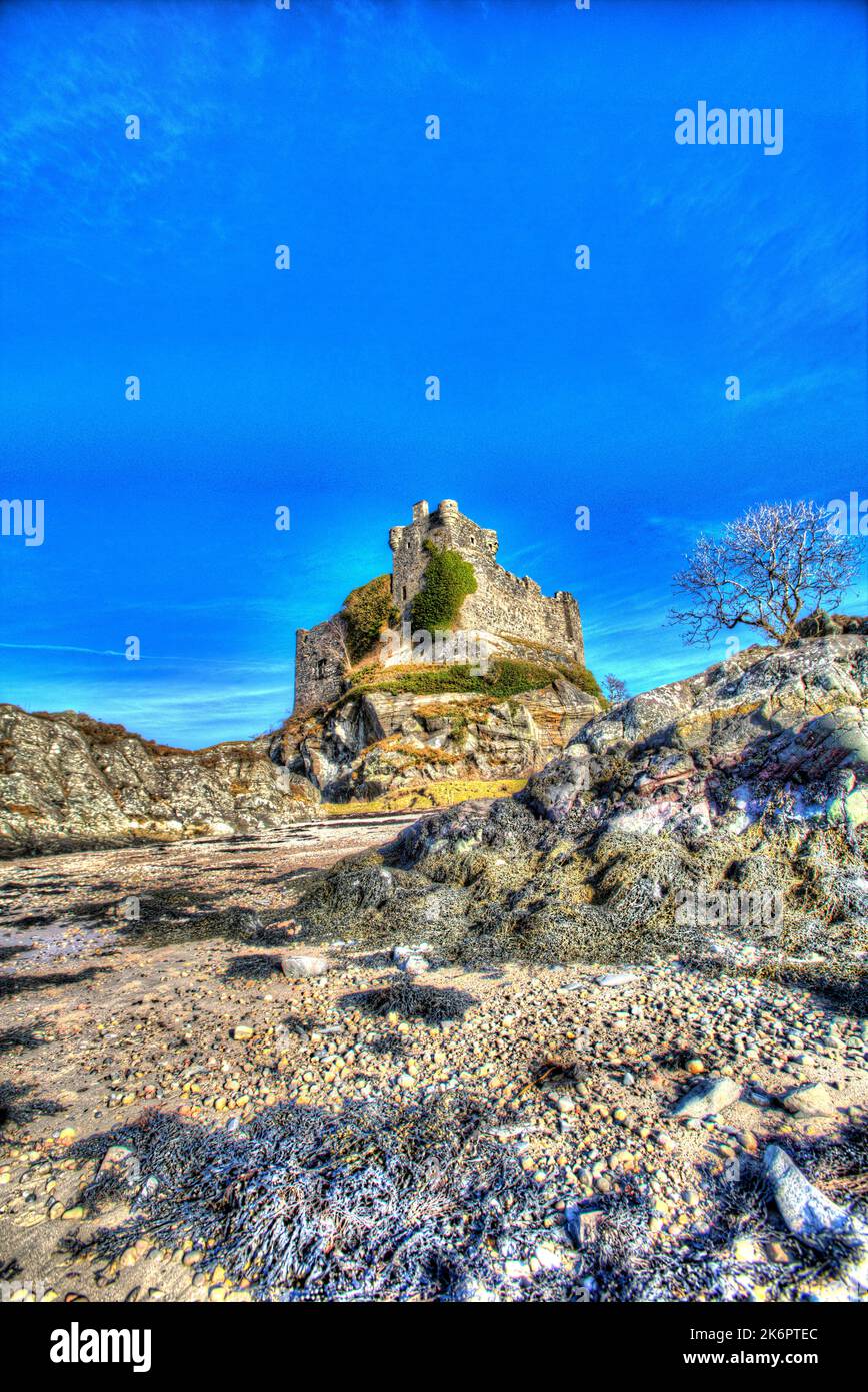 Penisola di Ardamurchan, Scozia. Vista artistica in bassa marea dello storico Castello di Tioram, sull'isola di Eilean Tioram. Situato sulla confluenc Foto Stock