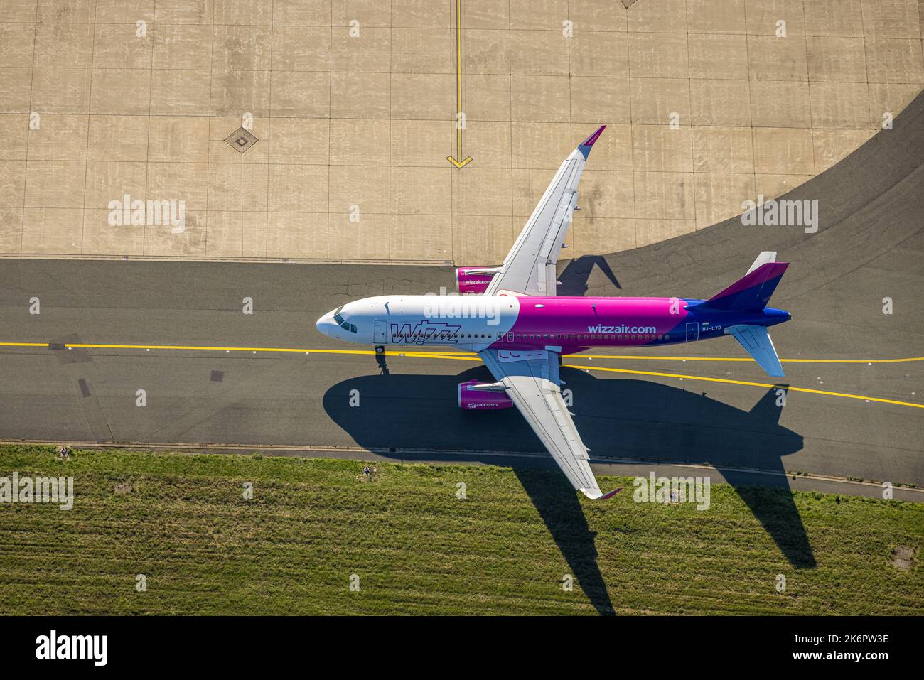Vista aerea, aereo di wizzair all'aeroporto di Dortmund, Wickede, Dortmund, zona della Ruhr, Renania settentrionale-Vestfalia, Germania, Terminal Building, DE, Dortmund Airp Foto Stock
