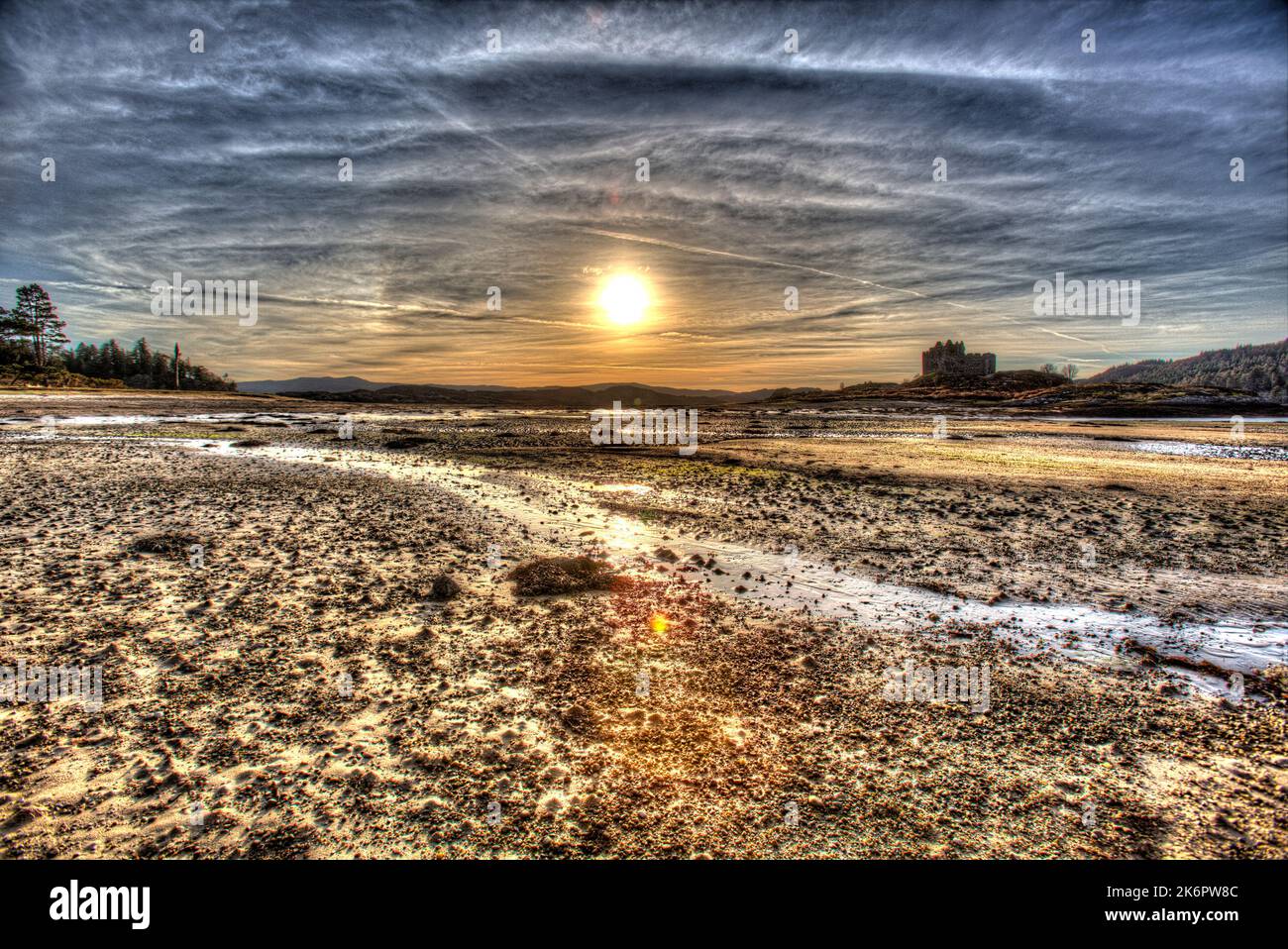 Penisola di Ardamurchan, Scozia. Vista artistica in bassa marea dello storico Castello di Tioram, sull'isola di Eilean Tioram. Situato sulla confluenc Foto Stock