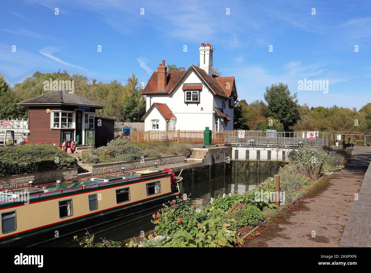 I custodi della serratura e della serratura di Goring si affacciano sul fiume Tamigi con il narrowboat che attraversa la serratura Foto Stock