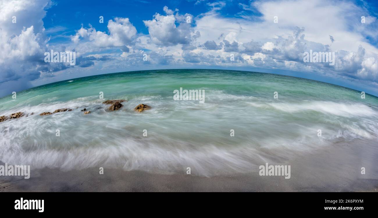 Fisheye lunga esposizione del Golfo del Messico a Caspersen Beach a Venezia Florida USA Foto Stock