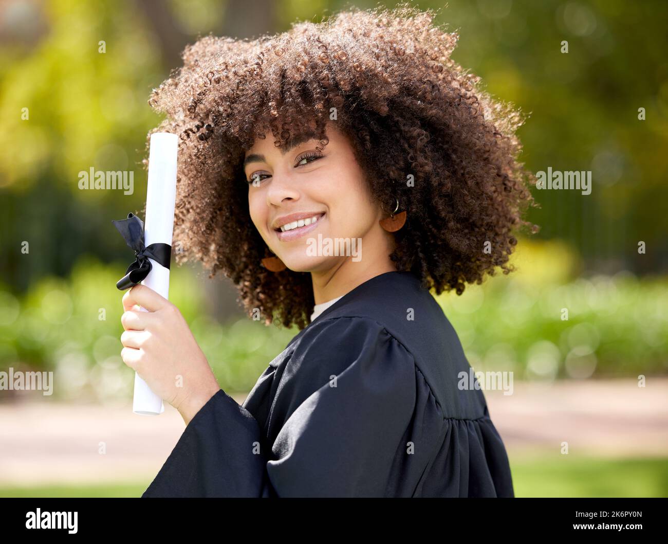 Tutto il mio duro lavoro ha portato a questa gioiosa occasione. Ritratto di una giovane donna che tiene il diploma il giorno della laurea. Foto Stock