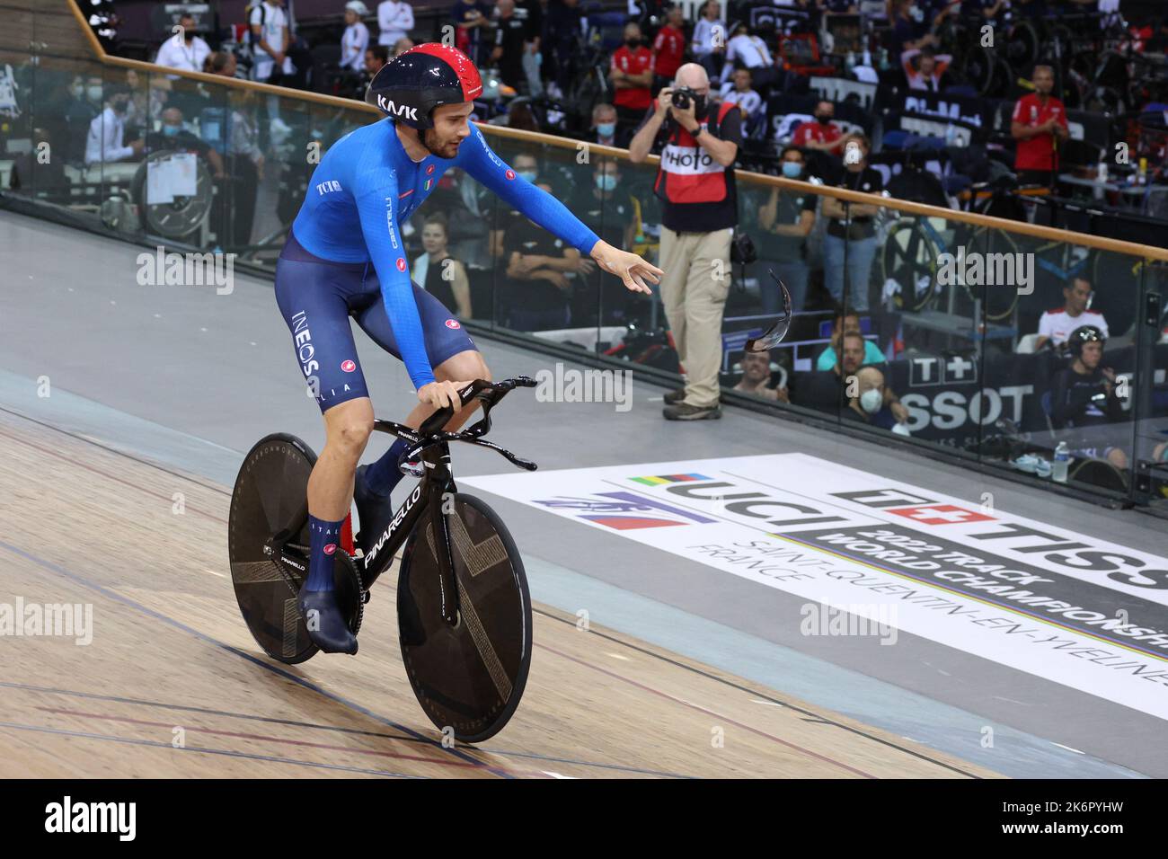 Saint Quentin en Yvelines, Francia. 14th Ott 2022. Saint-Quentin-en-Yvelines, Francia, 14. 2022 ottobre; - giorno 3, Filippo GANNA d'Italia celebra la sua vittoria e il nuovo record mondiale nella gara individuale di Pursuit Final da uomo. Credit: SPP Sport Press Photo. /Alamy Live News Foto Stock