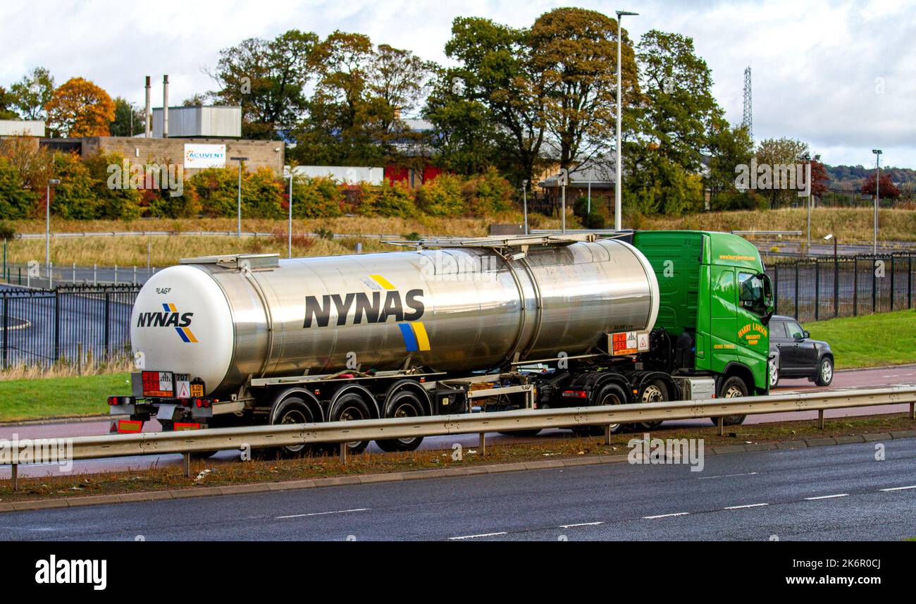 Dundee, Tayside, Scozia, Regno Unito. 15th Ott 2022. UK Weather: Le temperature in alcune parti del nord-est della Scozia hanno raggiunto i 10°C sotto il caldo sole d'autunno. Mentre il tetto massimo dei prezzi energetici di ottobre sarà determinato con l'aumento dell'inflazione, si prevede che sarà di circa £3.500 dollari per la casa media. Le petroliere che viaggiano lungo la strada a doppia carreggiata di Dundee West trasportano gas alle compagnie energetiche e inoltre la Gran Bretagna rischia di far fronte a carenze di gas nell'inverno 2022-2023. Credit: Dundee Photographics/Alamy Live News Foto Stock