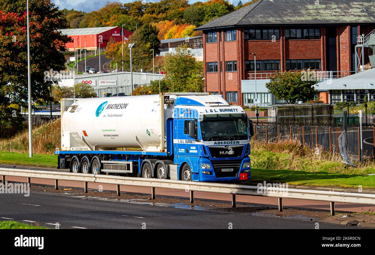 Dundee, Tayside, Scozia, Regno Unito. 15th Ott 2022. UK Weather: Le temperature in alcune parti del nord-est della Scozia hanno raggiunto i 10°C sotto il caldo sole d'autunno. Mentre il tetto massimo dei prezzi energetici di ottobre sarà determinato con l'aumento dell'inflazione, si prevede che sarà di circa £3.500 dollari per la casa media. Le petroliere che viaggiano lungo la strada a doppia carreggiata di Dundee West trasportano gas alle compagnie energetiche e inoltre la Gran Bretagna rischia di far fronte a carenze di gas nell'inverno 2022-2023. Credit: Dundee Photographics/Alamy Live News Foto Stock