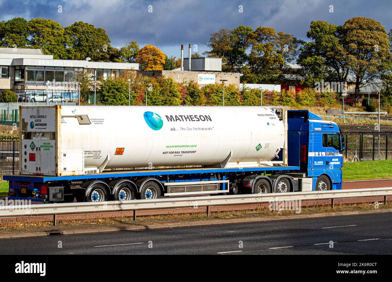 Dundee, Tayside, Scozia, Regno Unito. 15th Ott 2022. UK Weather: Le temperature in alcune parti del nord-est della Scozia hanno raggiunto i 10°C sotto il caldo sole d'autunno. Mentre il tetto massimo dei prezzi energetici di ottobre sarà determinato con l'aumento dell'inflazione, si prevede che sarà di circa £3.500 dollari per la casa media. Le petroliere che viaggiano lungo la strada a doppia carreggiata di Dundee West trasportano gas alle compagnie energetiche e inoltre la Gran Bretagna rischia di far fronte a carenze di gas nell'inverno 2022-2023. Credit: Dundee Photographics/Alamy Live News Foto Stock