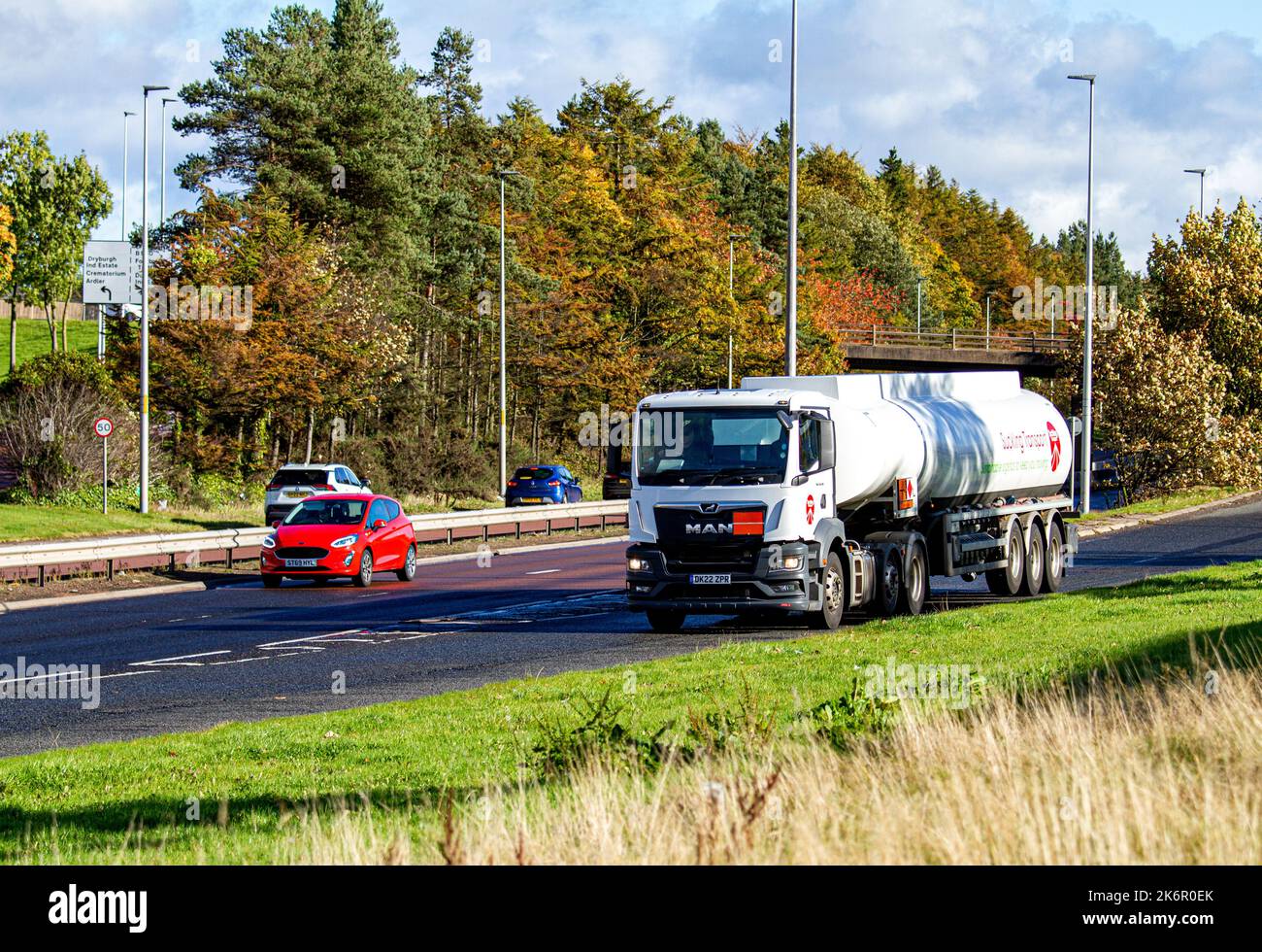 Dundee, Tayside, Scozia, Regno Unito. 15th Ott 2022. UK Weather: Le temperature in alcune parti del nord-est della Scozia hanno raggiunto i 10°C sotto il caldo sole d'autunno. Mentre il tetto massimo dei prezzi energetici di ottobre sarà determinato con l'aumento dell'inflazione, si prevede che sarà di circa £3.500 dollari per la casa media. Le petroliere che viaggiano lungo la strada a doppia carreggiata di Dundee West trasportano gas alle compagnie energetiche e inoltre la Gran Bretagna rischia di far fronte a carenze di gas nell'inverno 2022-2023. Credit: Dundee Photographics/Alamy Live News Foto Stock