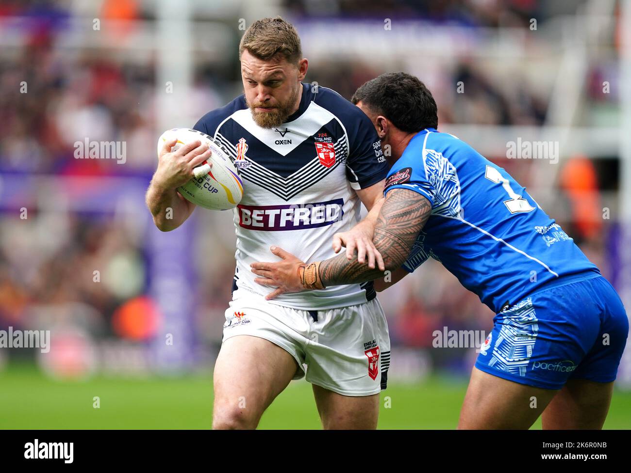 L'inglese Elliott Whitehead è combattuta da Jaydn su'a di Samoa durante la partita di Coppa del mondo Di Rugby League A al St James' Park, Newcastle upon Tyne. Data immagine: Sabato 15 ottobre 2022. Foto Stock