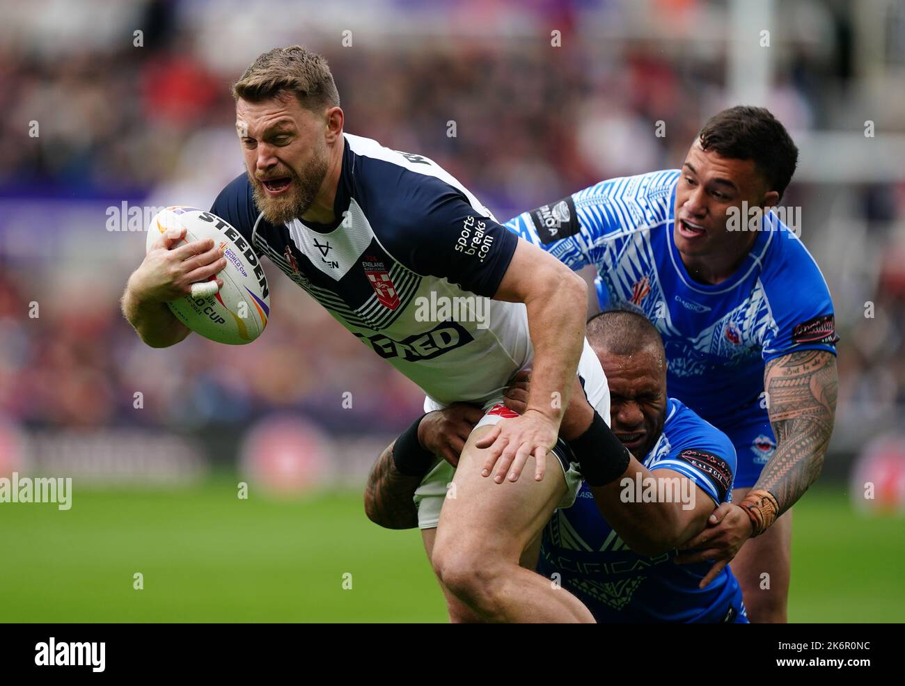 L'inglese Elliott Whitehead è combattuta da Jaydn su'a e Junior Paulo di Samoa durante la partita di Coppa del mondo Di Rugby League A al St James' Park, Newcastle upon Tyne. Data immagine: Sabato 15 ottobre 2022. Foto Stock