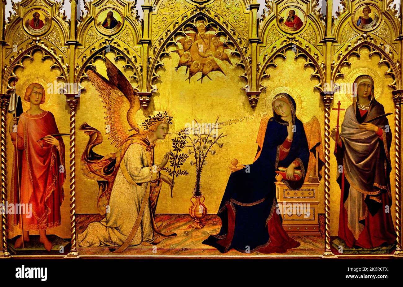 Annunciazione, con Santa Margherita e Sant'Ansanio, Simone Martini, (Siena 1284 ca. – Avignone 1344), Lippo Memmi, (Siena attestata tra il 1317 e il 1347), Firenze, Italia. ( Altare di Sant'Ansanio nel transetto della cattedrale di Siena, dedicato all'Assunzione della Vergine Maria. Nel dipinto, l'Arcangelo Gabriele appare alla Vergine Maria per raccontarle della prossima nascita di Gesù) AVE GRATIA PLENA DOMINUS TECHUM, iscrizione in oro, Foto Stock