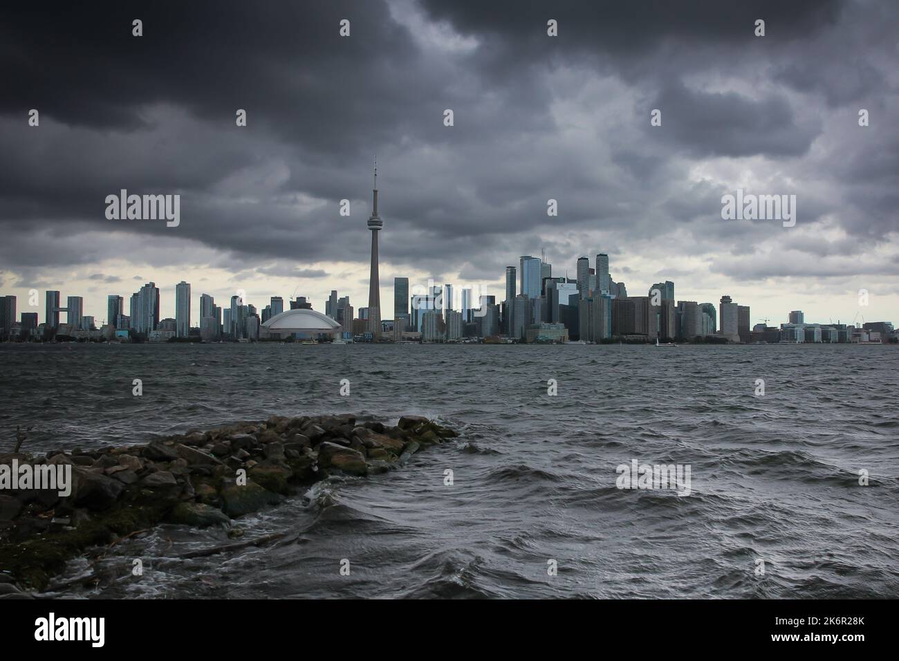Skyline di Toronto attraverso il lago Ontario dalle isole di Toronto, tra cui CN Tower e Rogers Center Foto Stock