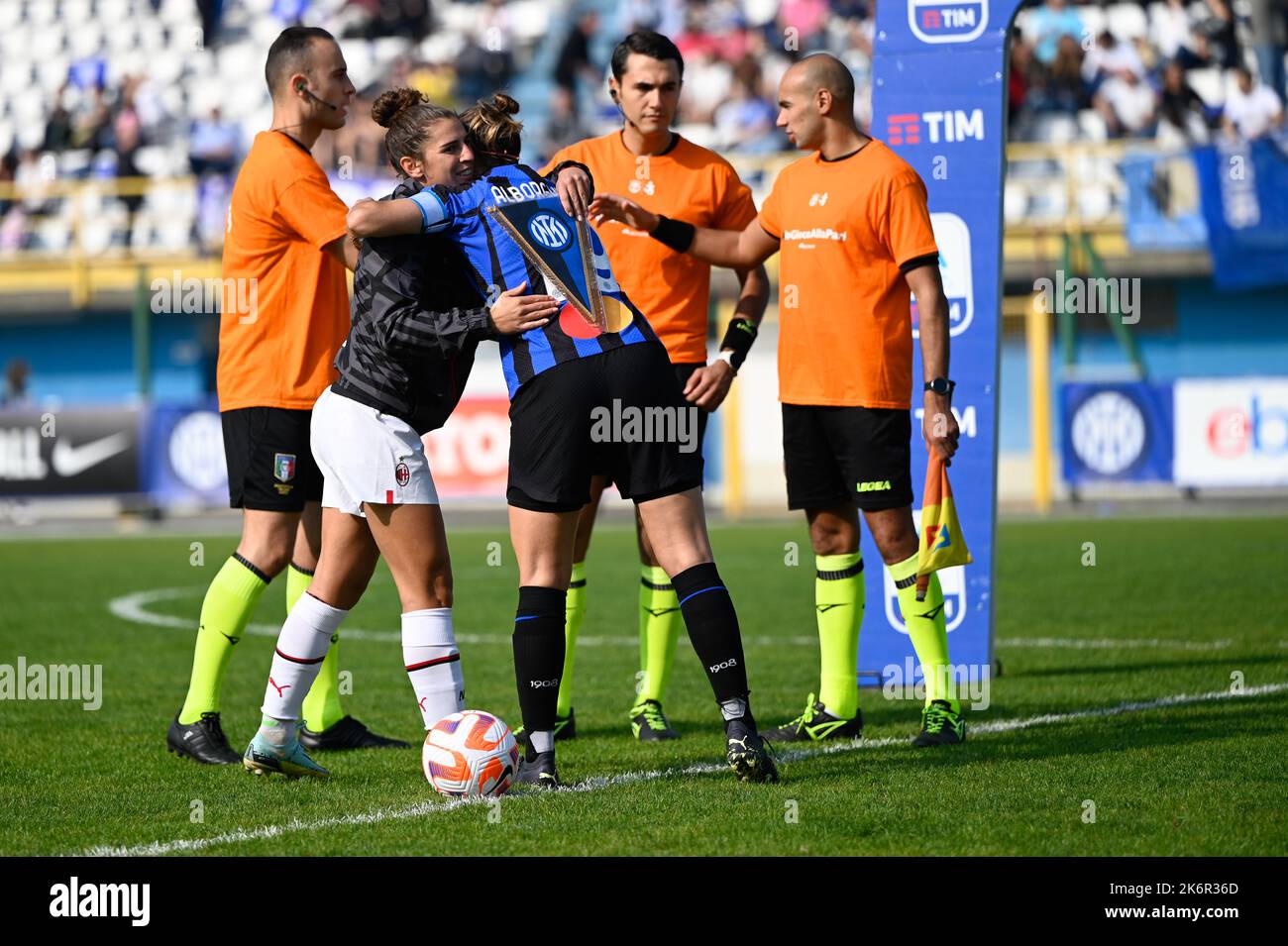 Match ball durante la Serie Italiana Un match di tootball tra Inter FC Internazionale e AC Milan il 15 ottobre 2022 allo Stadio Breda di Sesto San Giovanni, Italia Credit: Tiziano Ballabio Foto Stock