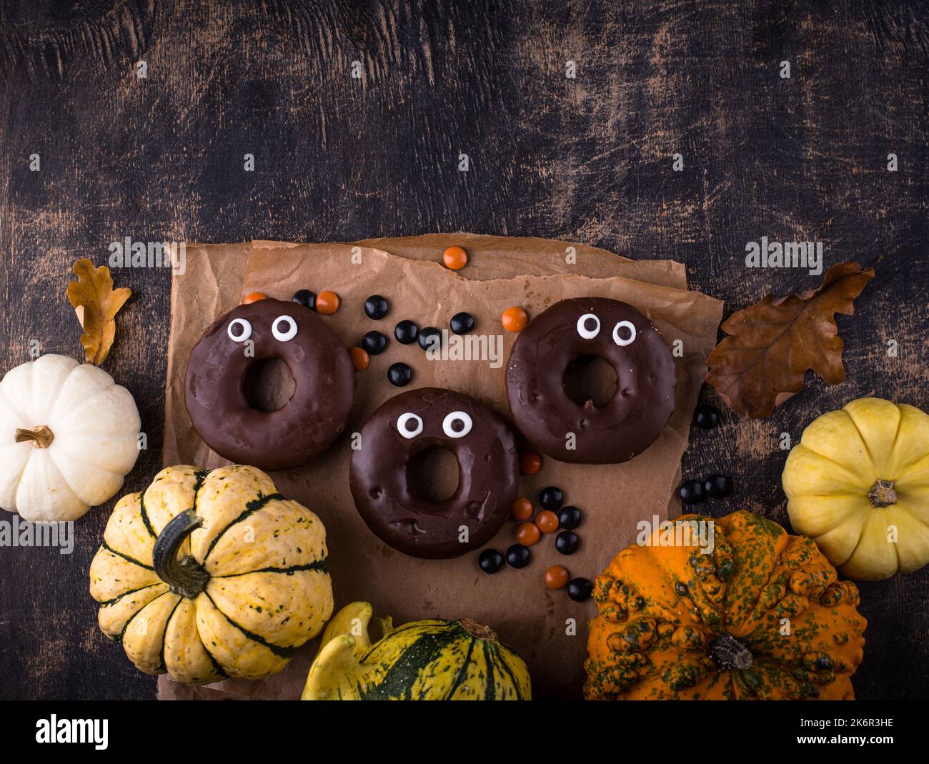 Halloween donut festive con gli occhi. Foto Stock