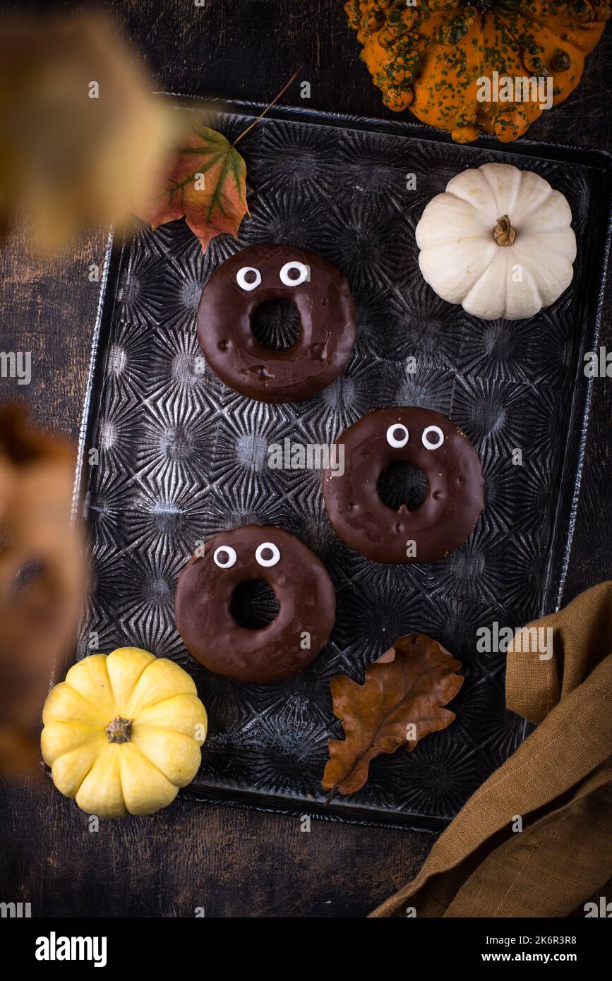 Halloween donut festive con gli occhi. Foto Stock