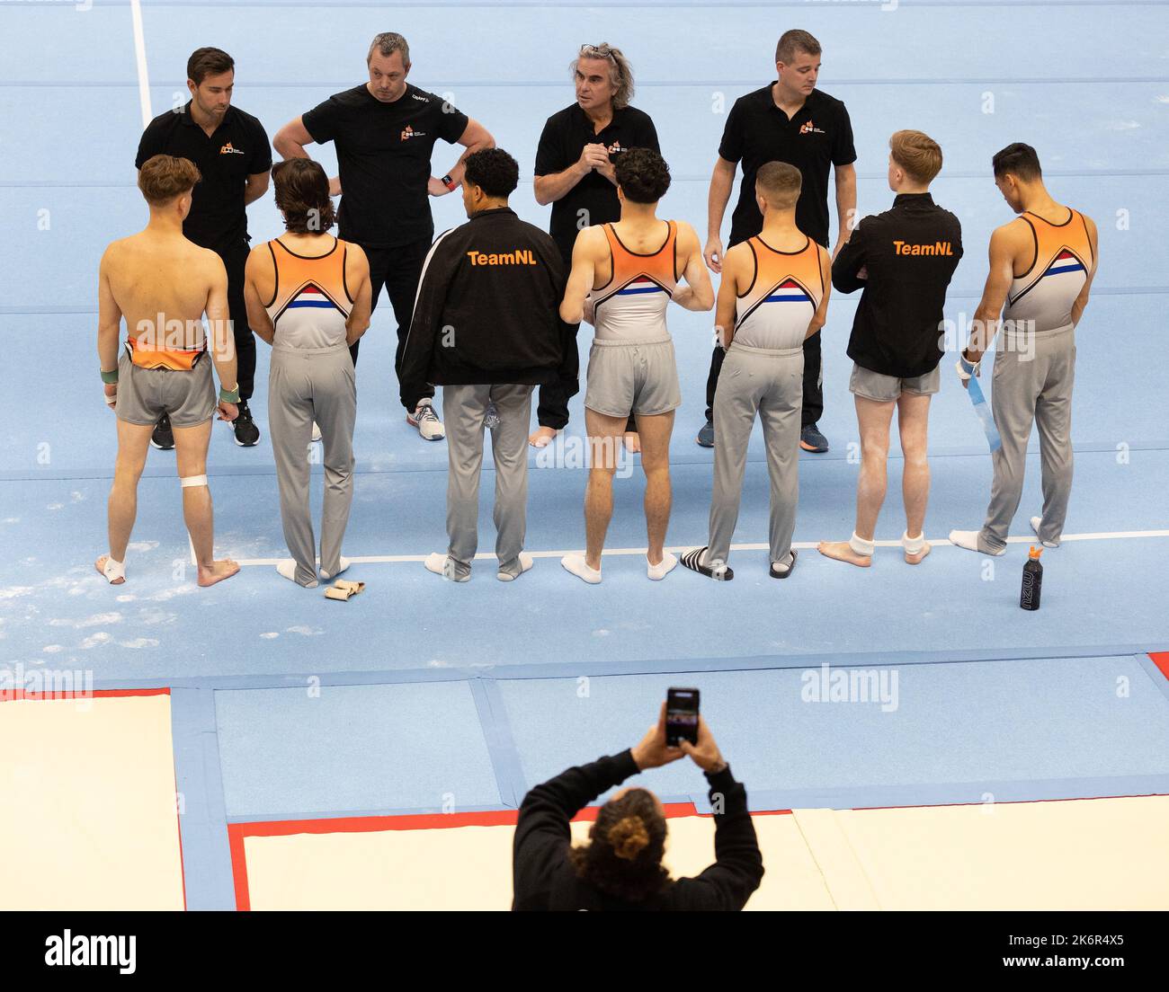 ROTTERDAM - Bart Deurloo (in basso) fotografa i partecipanti alla qualificazione per la selezione della squadra di ginnastica maschile nel top centro sportivo di Rotterdam per il Campionato Mondiale di Ginnastica artistica 2022 a Liverpool, Inghilterra. ANP IRIS VAN DEN BROEK Foto Stock