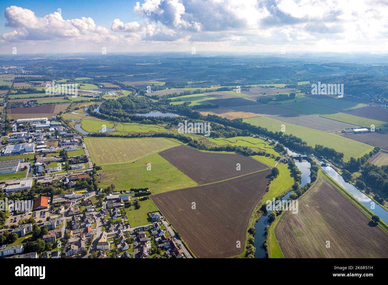 Luftbild, Naturschutzgebiet Auf dem Stein, Kiebitzwiese und Biotop Ruhraue, Ententeich, Flussmäander Ruhr, Schwitten, Menden, Ruhrgebiet, Nordrhein-noi Foto Stock