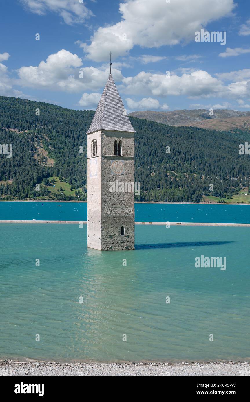 Famosa chiesa affondata nel lago di Resia o Reschensee, Val Venosta, Alto Adige, Italia Foto Stock
