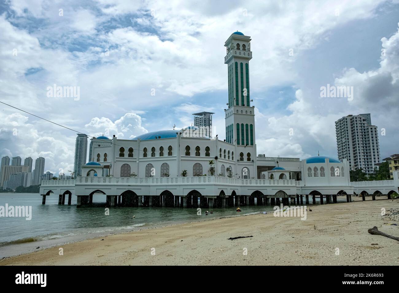 George Town, Malesia - 2022 ottobre: Viste della Masjid Daerah Timur Laut, conosciuta anche come Moschea galleggiante il 13 ottobre 2022 a George Town, Penang Foto Stock