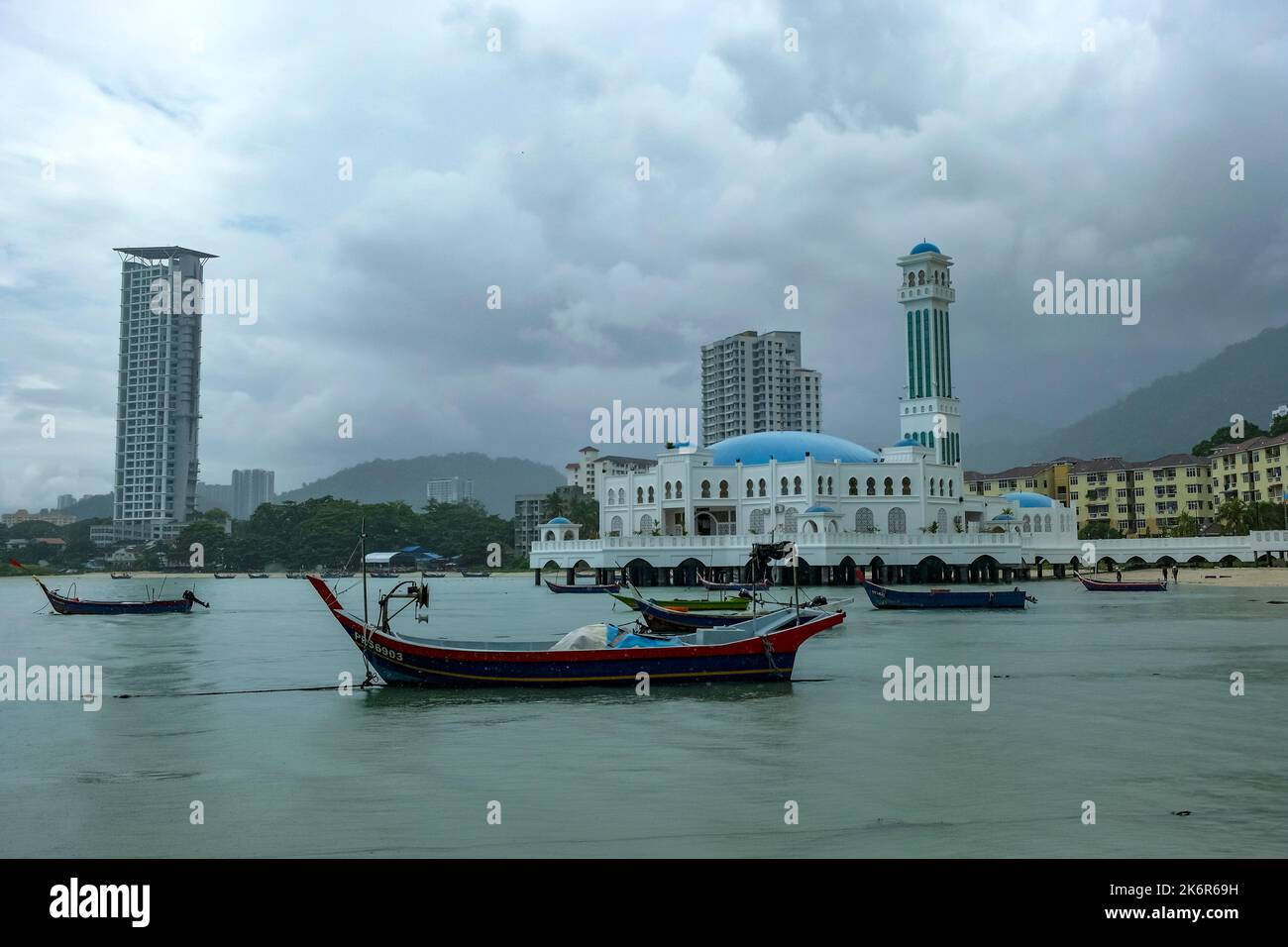 George Town, Malesia - 2022 ottobre: Viste della Masjid Daerah Timur Laut, conosciuta anche come Moschea galleggiante il 13 ottobre 2022 a George Town, Penang Foto Stock