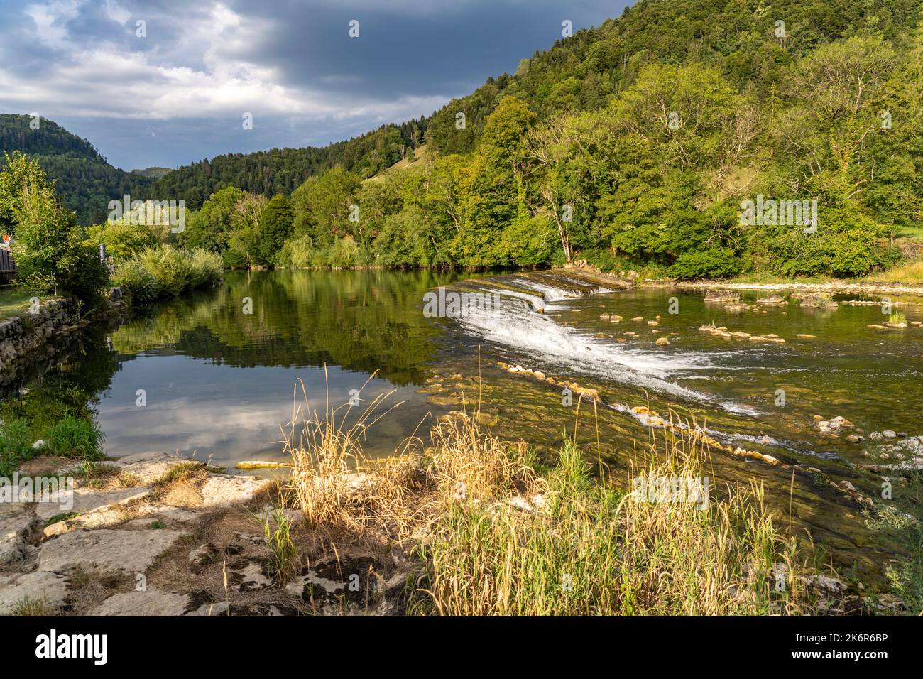Wehr am Fluss Doubs bei Ocourt, Schweiz, Europa | Doubs fiume Weir vicino a Ocourt, Svizzera, Europa Foto Stock