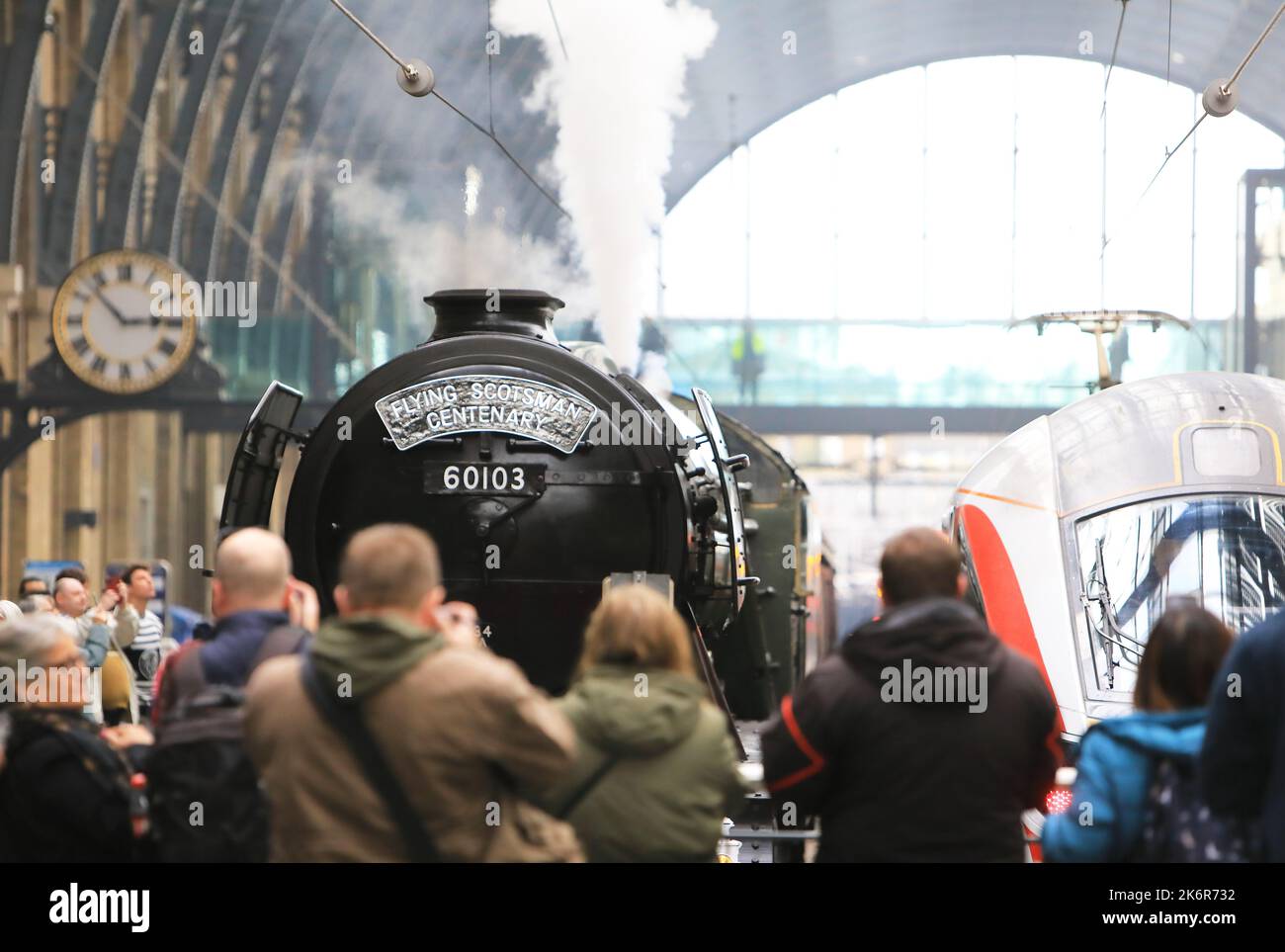 Londra, Regno Unito, 15th ottobre 2022. Per celebrare sia il 170th° anniversario della stazione di Kings Cross che il 100th° anniversario del Flying Scotsman, il treno a vapore di fama mondiale si trova alla stazione di Kings Cross tutto il fine settimana. Il treno si è seduto sul binario 8 per permettere ai membri del pubblico di ammirare da vicino la locomotiva. Credit: Monica Wells/Alamy Live News Foto Stock