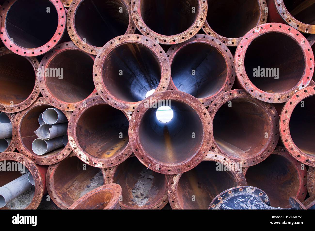 Una texture industriale sfondo di tubi di ferro Rusty stack Foto Stock