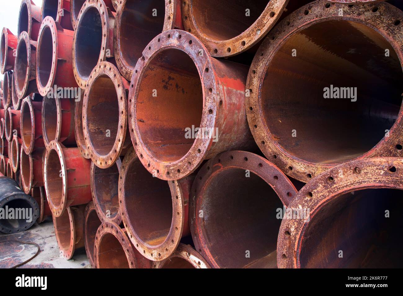 Una texture industriale sfondo di tubi di ferro Rusty stack Foto Stock