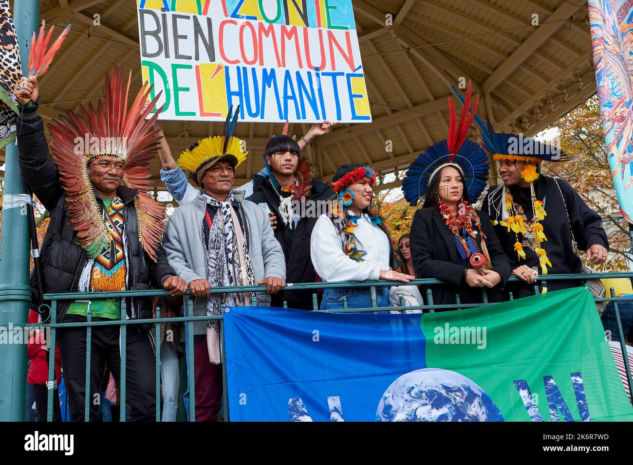 Parigi, Ile de France, FRANCIA. 15th Ott 2022. I leader tribali indigeni della foresta pluviale dell'Amazzonia brasiliana si riuniscono a Parigi per denunciare la distruzione costante della foresta più grande del mondo. Il noto leader tribale, Raoni Metuktire, ha dedicato la sua vita per pubblicizzare la distruzione in atto della foresta pluviale amazzonica e delle sue popolazioni indigene. (Credit Image: © Remon Haazen/ZUMA Press Wire) Foto Stock