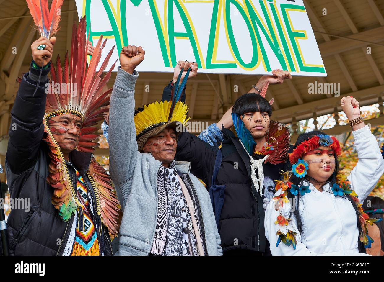 Parigi, Ile de France, FRANCIA. 15th Ott 2022. I leader tribali indigeni della foresta pluviale dell'Amazzonia brasiliana si riuniscono a Parigi per denunciare la distruzione costante della foresta più grande del mondo. Il noto leader tribale, Raoni Metuktire, ha dedicato la sua vita per pubblicizzare la distruzione in atto della foresta pluviale amazzonica e delle sue popolazioni indigene. (Credit Image: © Remon Haazen/ZUMA Press Wire) Foto Stock