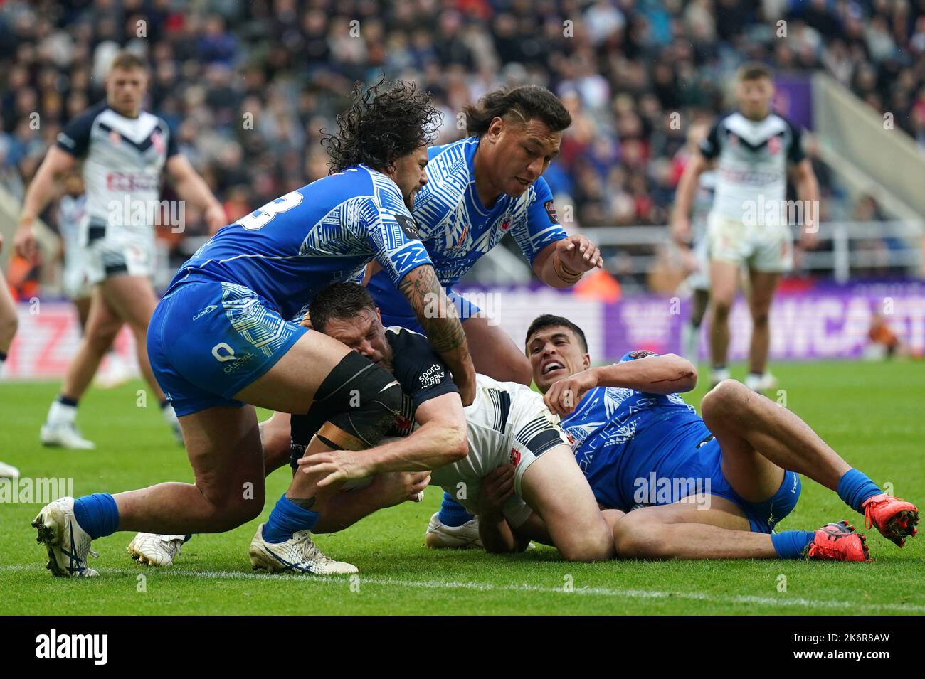 L'inglese Elliott Whitehead si immerge per segnare il suo sesto tentativo durante il gruppo di Coppa del mondo di Rugby League A match al St James' Park, Newcastle upon Tyne. Data immagine: Sabato 15 ottobre 2022. Foto Stock