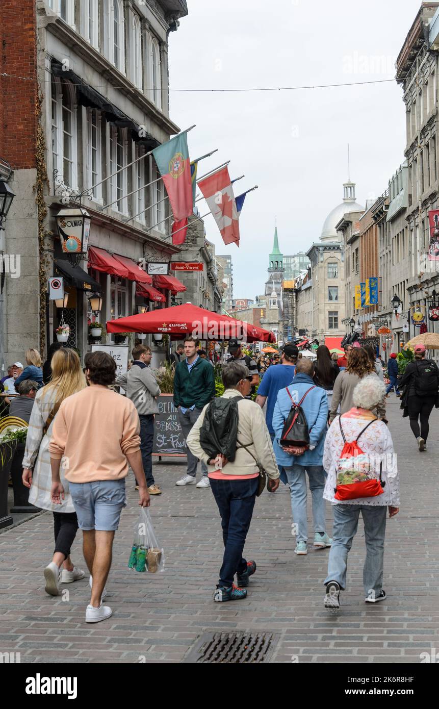 Una folla di persone che camminano lungo Rue St Paul a Montreal, Quebec, Canada Foto Stock